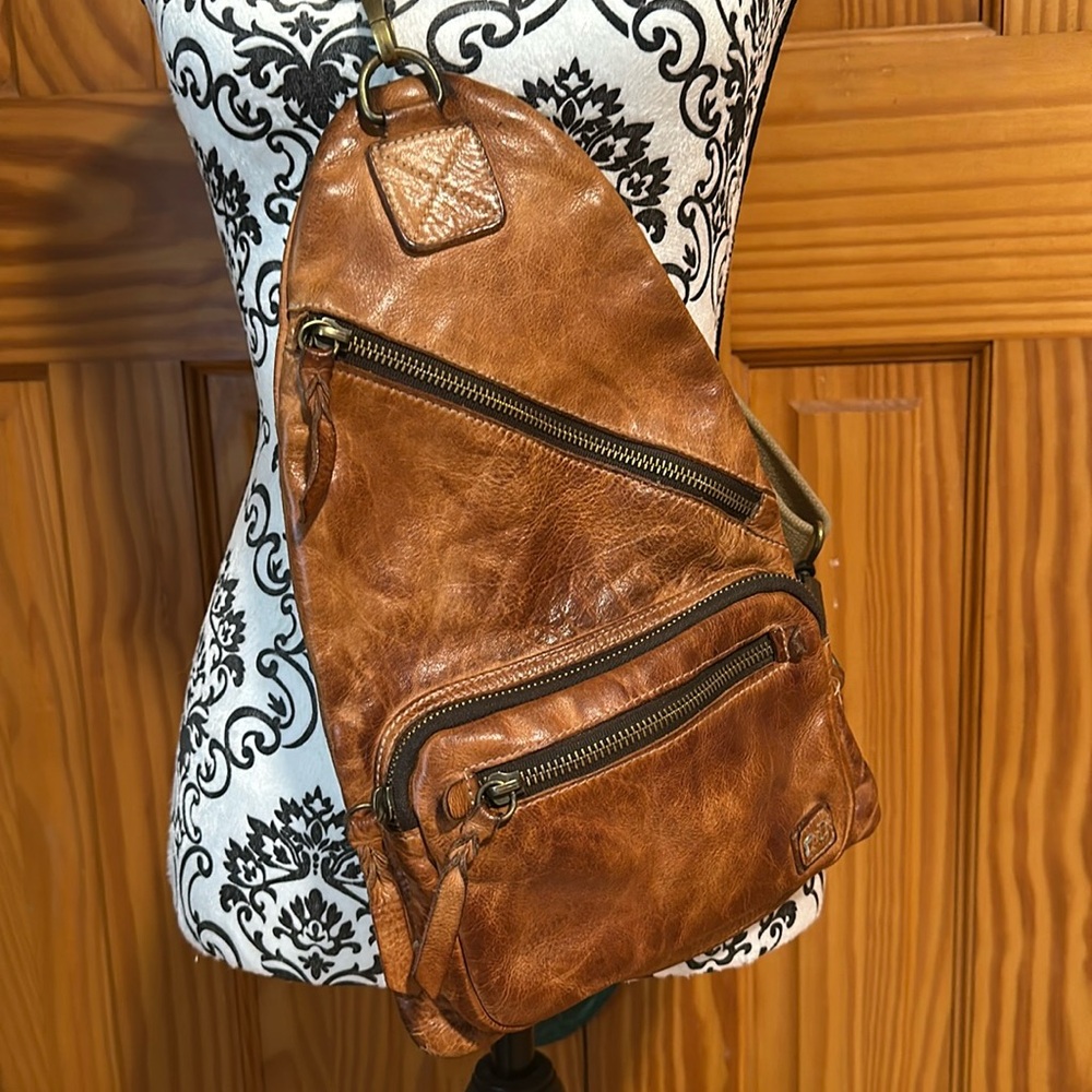 Cross over leather bag by Bed Stu